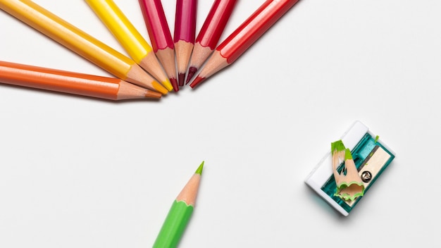 Concept de crayons colorés avec espace copie