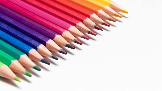 Concept de crayons colorés avec espace copie