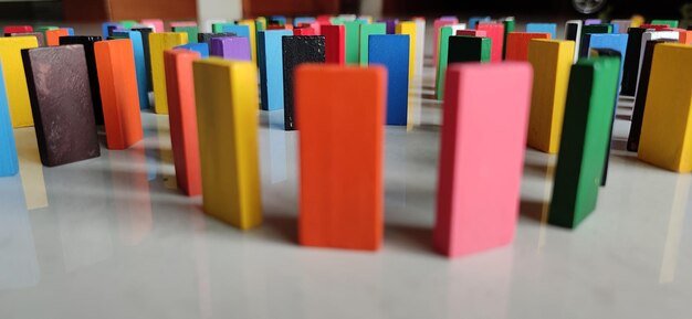 Concept de créativité dans des blocs de dominos colorés organisés