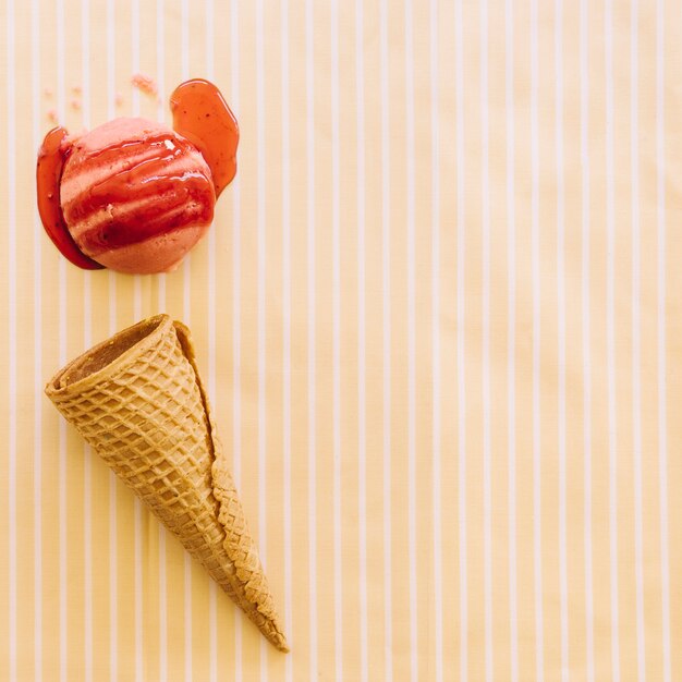 Concept de crème glacée avec boule de glace aux fraises