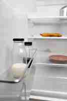 Photo gratuite concept de crise alimentaire avec réfrigérateur vide
