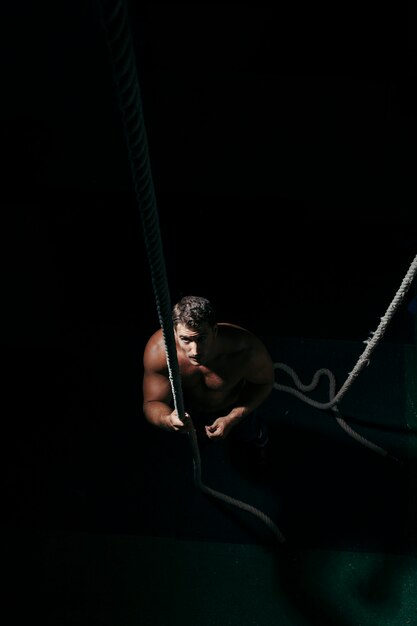 Concept Crossfit avec l&#39;homme tirant à la traîne