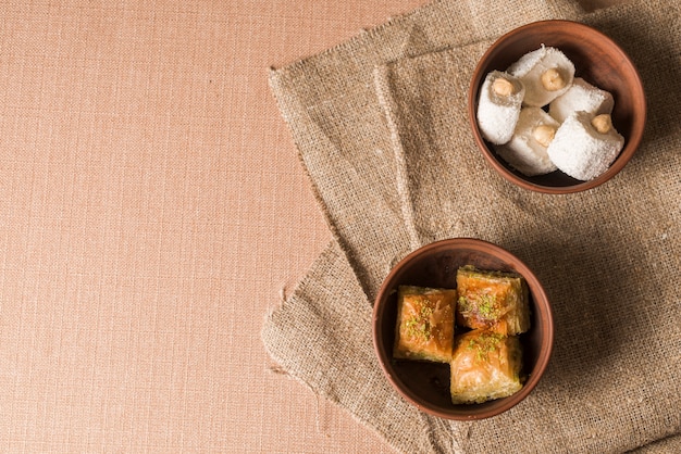 Concept de cuisine arabe pour ramadan avec fond à gauche