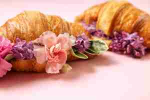 Photo gratuite concept de cuisine écologique élégant avec des fleurs en croissant