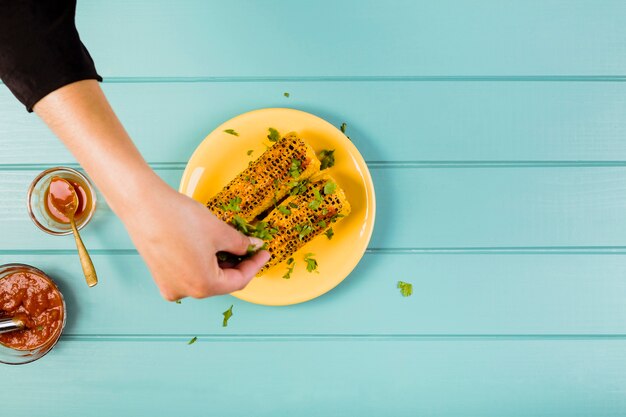 Concept de cuisine mexicaine avec maïs frit sur plaque