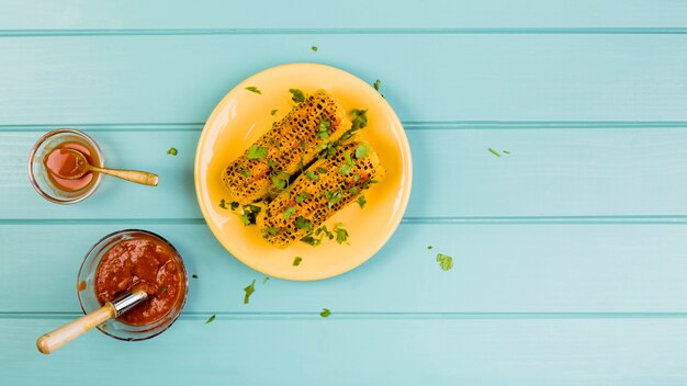 Concept de cuisine mexicaine avec maïs frit sur plaque