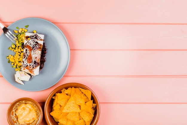 Photo gratuite concept de cuisine mexicaine avec plaque et surface à droite