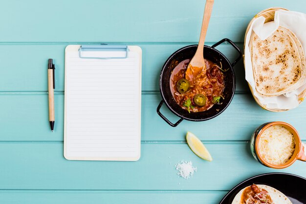 Concept de cuisine mexicaine avec presse-papiers