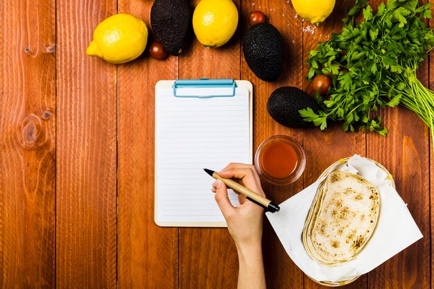 Concept de cuisine mexicaine avec presse-papiers