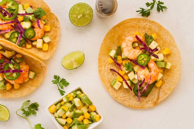 Concept de cuisine mexicaine avec taco vue ci-dessus