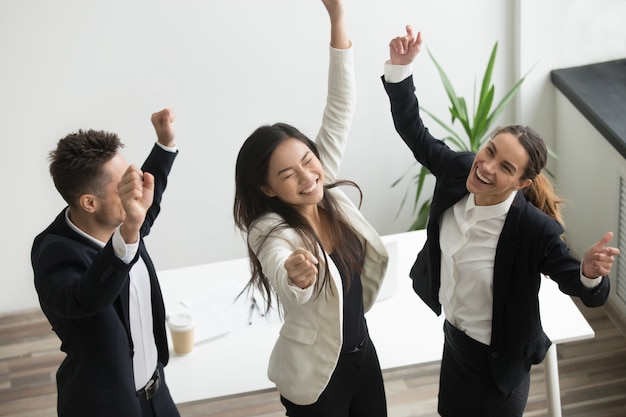 Concept de danse de la victoire, enthousiaste de divers collègues célébrant le succès de l&#39;entreprise