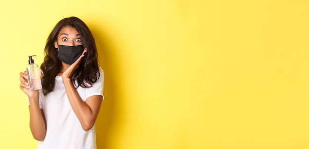 Photo gratuite concept de distanciation sociale covid et style de vie image d'une fille afro-américaine impressionnée en face mas