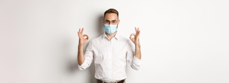 Photo gratuit concept de distanciation sociale et de quarantaine covid homme d'affaires confiant portant un masque médical et montrant