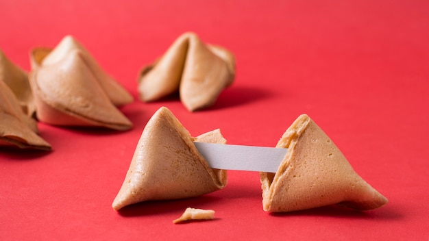Concept du nouvel an chinois avec des biscuits de fortune