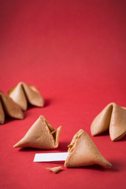 Concept du nouvel an chinois avec des biscuits de fortune