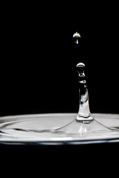 Concept éclaboussures et bulles d'eau noir et blanc