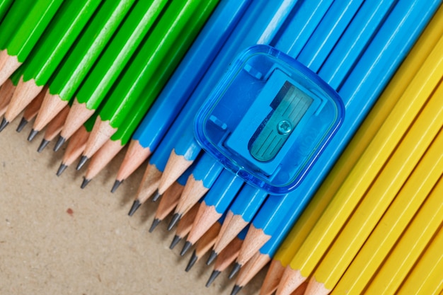 Concept d'éducation avec des crayons, taille-crayon sur papier.