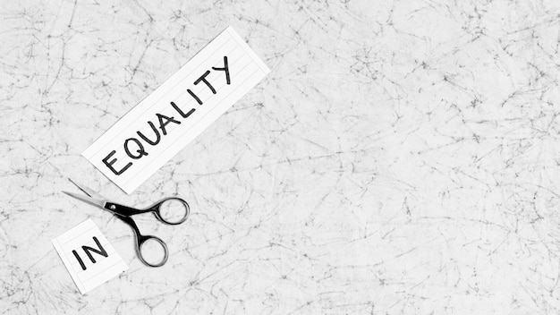 Concept d'égalité et d'inégalité sur marbre avec espace copie