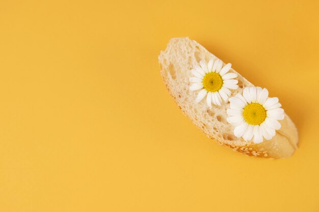 Concept élégant d'eco food avec des fleurs sur du pain