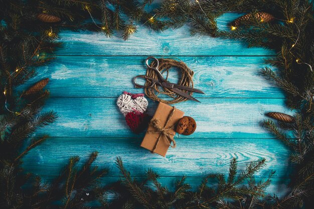 Concept d&#39;éléments de Noël sur la table de Noël bleu.