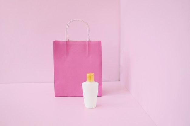 Concept d&#39;emballage avec sac à provisions rose