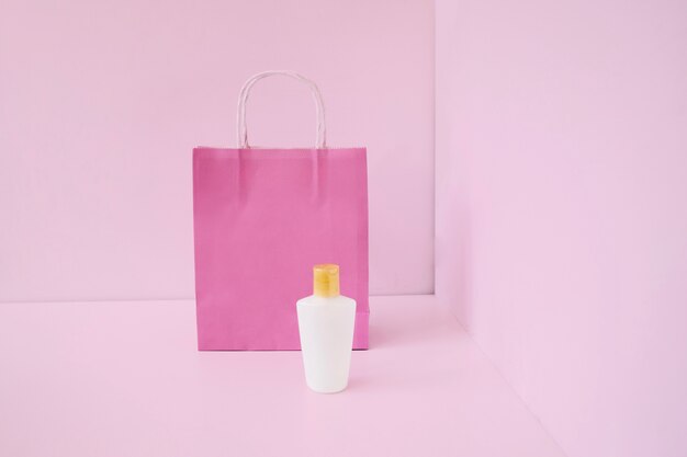 Concept d&#39;emballage avec sac à provisions rose