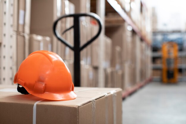 Concept d'entrepôt logistique avec casque orange