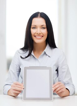 Concept d'entreprise, d'éducation, de technologie et d'internet - femme d'affaires ou étudiante souriante avec ordinateur tablette