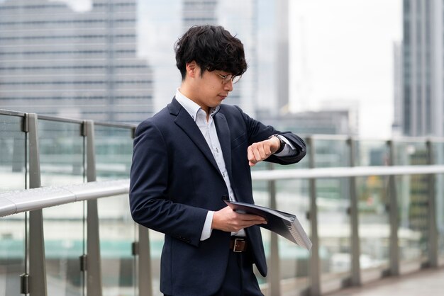 Concept d'entreprise japonais avec un homme d'affaires