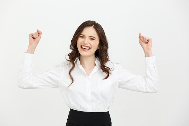 Concept d'entreprise jeune femme d'affaires heureuse avec les mains en l'air célèbre le succès sur le bac blanc