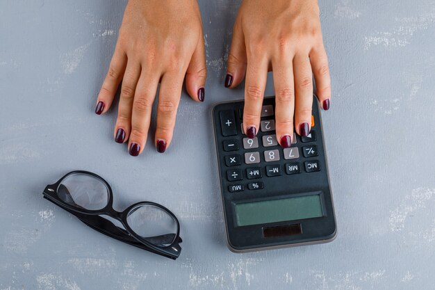 Concept d'entreprise avec des lunettes. femme faisant le calcul.