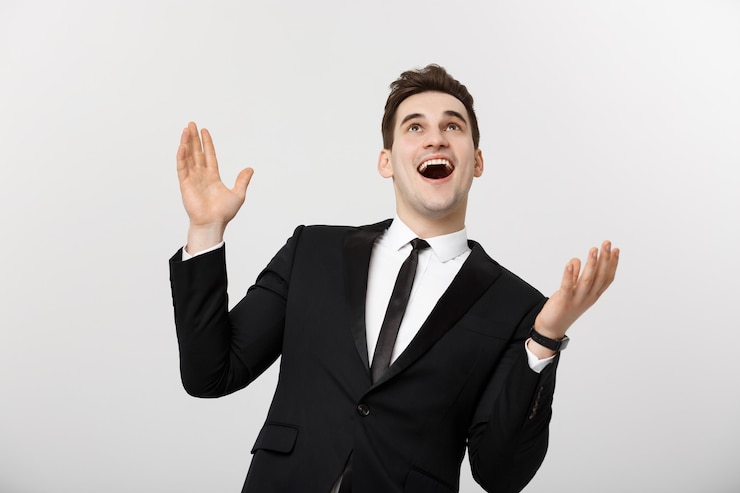 Photo gratuit concept d'entreprise : succès de célébration excité bel homme d'affaires. isolé sur blanc