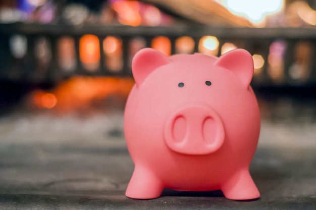 Concept d&#39;épargne. Piggy bank avec cheminée. Concept d&#39;économie d&#39;énergie.