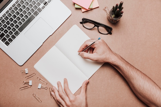 Photo gratuite concept de l'espace de travail avec l'écriture des mains