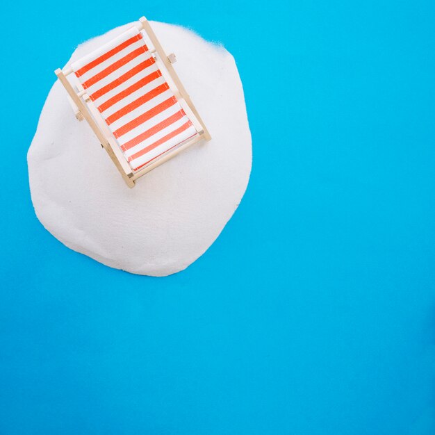 Concept de l&#39;été avec une chaise sur le sable