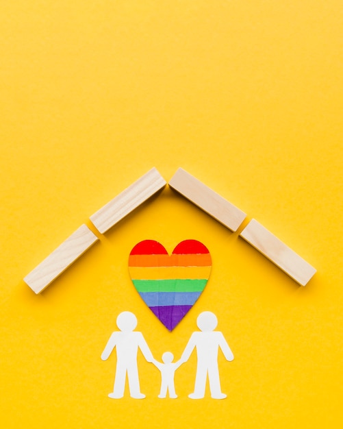Concept de famille LGBT sur fond jaune 