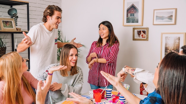 Concept de fête d'anniversaire avec des amis