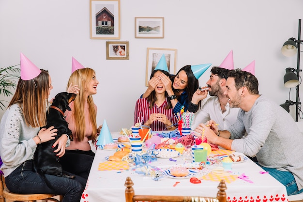 Concept de fête d&#39;anniversaire avec six amis et un chien