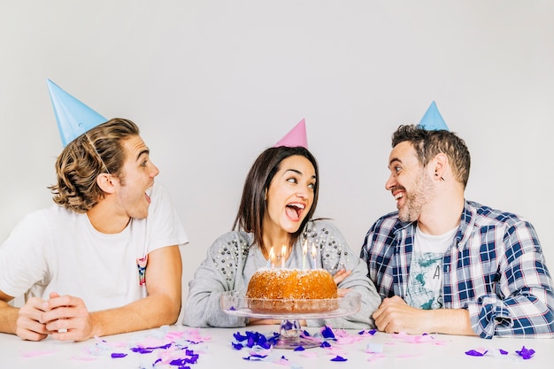 Concept de fête d&#39;anniversaire avec trois amis