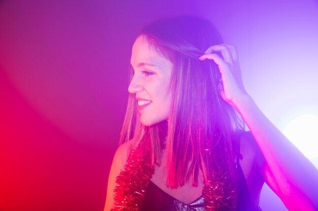 Concept de fête avec une fille qui touche ses cheveux