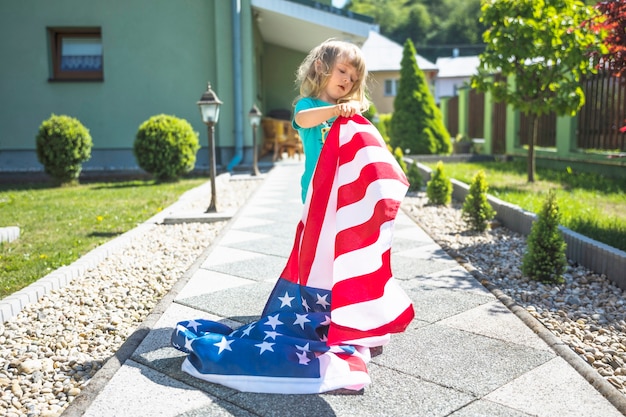 Concept de fête de l&#39;indépendance avec une fille dans le jardin