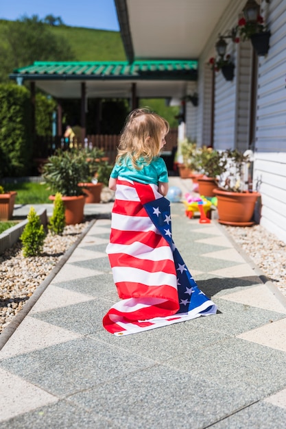 Concept de fête de l&#39;indépendance avec une fille dans le jardin