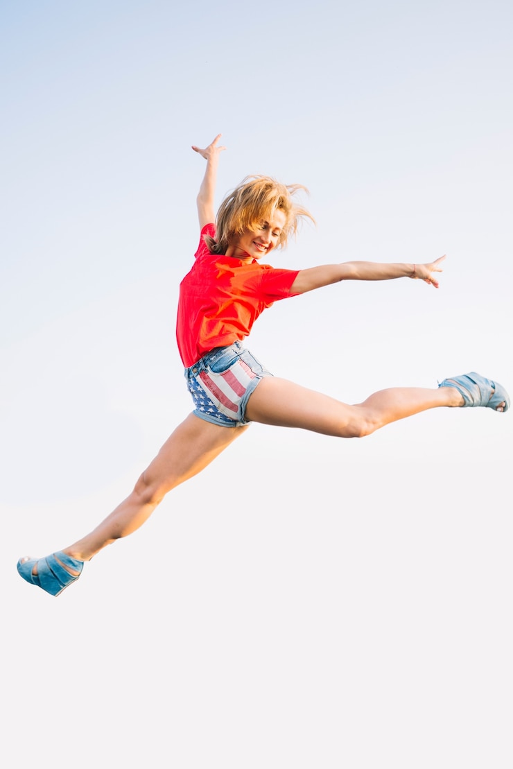 Photo gratuit concept de fête de l'indépendance avec fille sautante