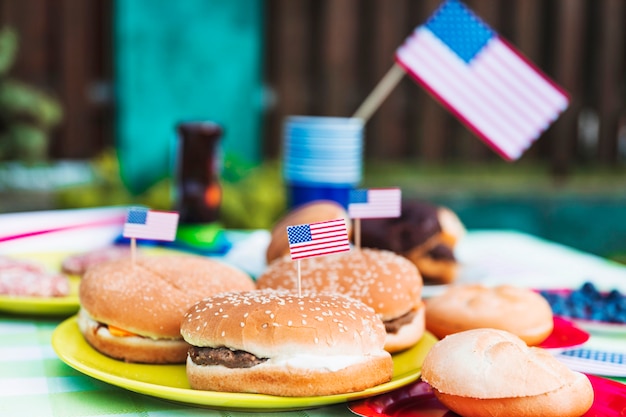 Concept de fête de l&#39;indépendance avec hamburger