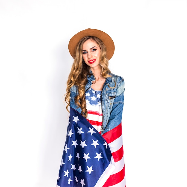 Concept de fête de l'indépendance USA avec femme couverte de drapeau