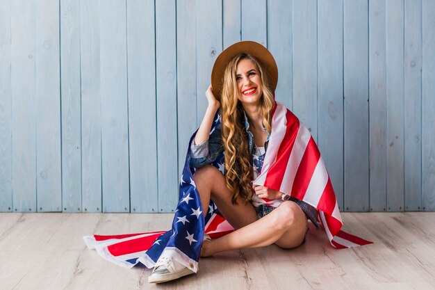 Concept de fête de l&#39;indépendance USA avec femme couverte de drapeau