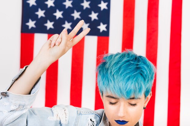 Concept de fête de l&#39;indépendance USA avec femme punk