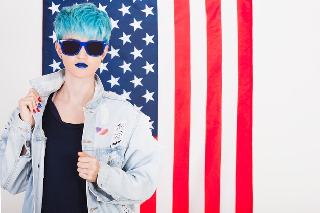 Concept de fête de l&#39;indépendance USA avec femme punk