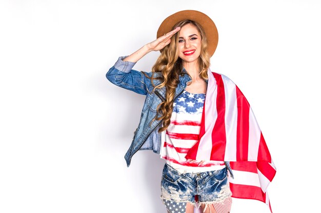 Concept de fête de l&#39;indépendance des Usa avec une femme souriante saluant