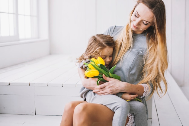 Photo gratuite concept de fête des mères avec assis mère et fille